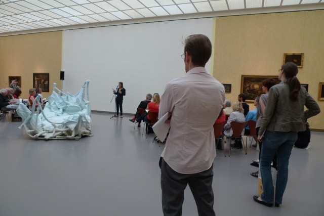 Die Kuratorin bei der Pressekonferenz vor Urs Fischers Knautschbett "Soft Bed", 2011